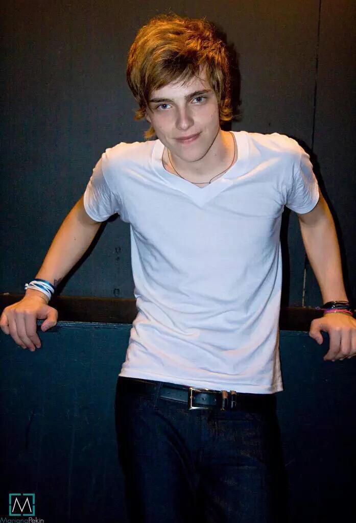 punkbrina's tweet image. so cai no chão de levis #happybdaycastagnoli