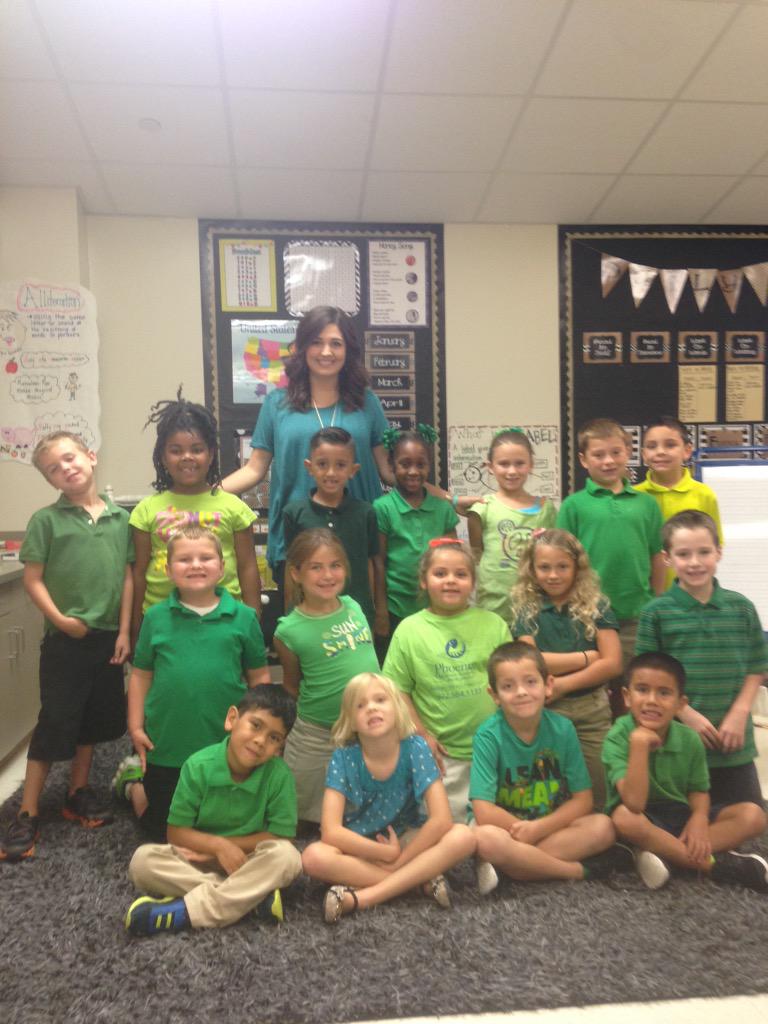 LMoselyTX's tweet photo. Walker firsties dressed in green to support Scurry-Rosser. #scurrystrong http://t.co/JISK9Ot1dz