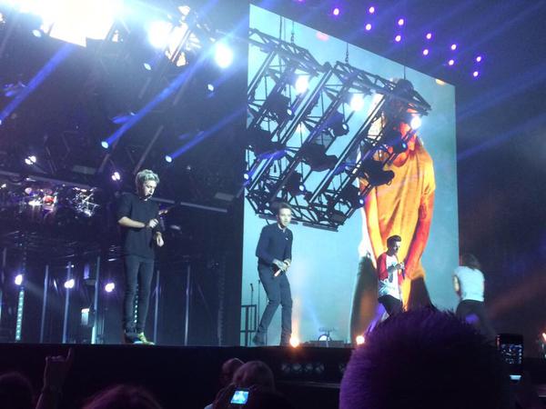 LadsUpdates's tweet photo. #lLiam #Louis #Niall & #Harry onstage in London at the O2 (Sept28th) #OTRALondon4 http://t.co/7gnUcvCOB6