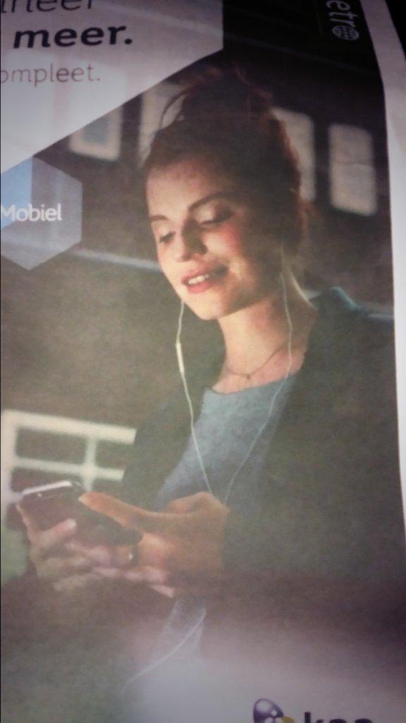 Koen_van_etten's tweet photo. Wauw! Een beetje verliefd geworden op het meisje op de voorpagina van de metro! #treinleven http://t.co/pVNfZJWKs4