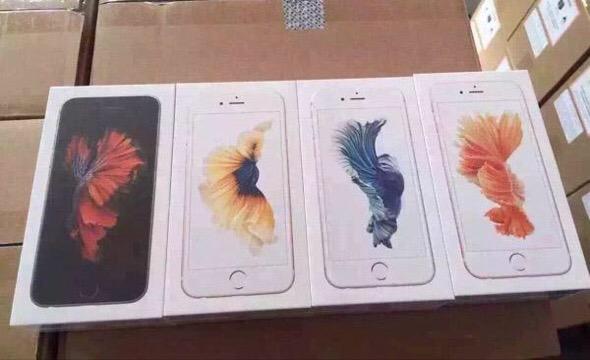 Коробки от iPhone 6S выглядят очень красочно и стильно. Особенно на фоне полностью белых коробок iPhone 6.