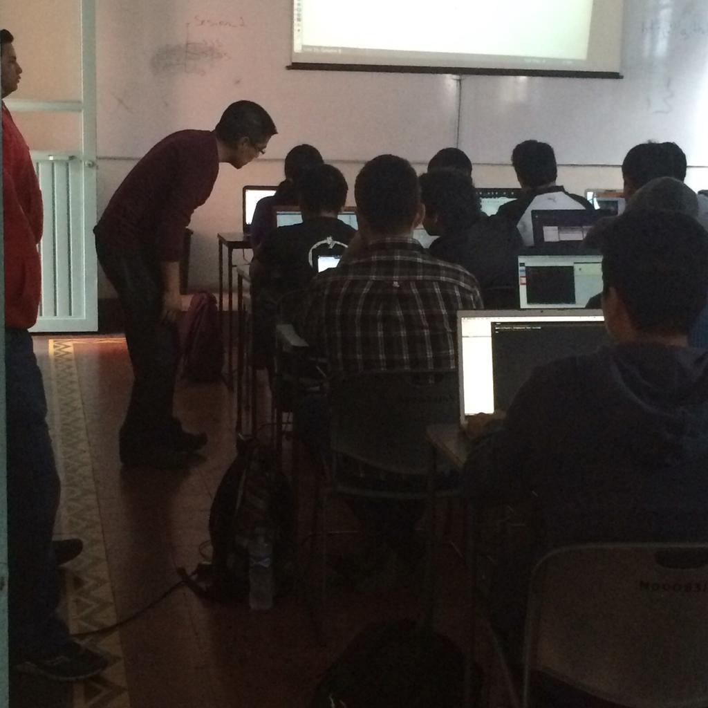 elrevo's tweet photo. Un placer compartir un espacio con los estudiantes en el #DojoFei. @fei_uv #happycoding #codigosinpruebasnoexiste http://t.co/Fc0xgDpzth