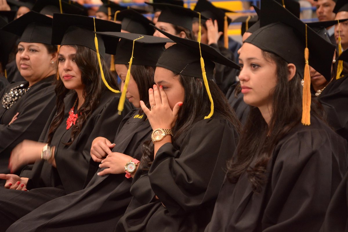 Un total de 958 nuevos profesionales recibirán esta semana su título universitario #UNAH2015 #AlumniUNAH