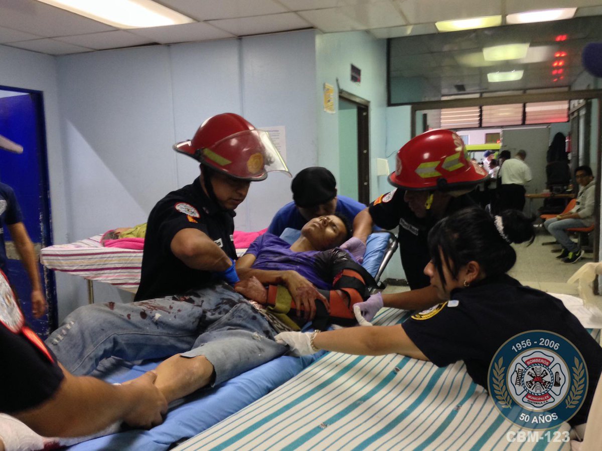 bomberosmuni's tweet photo. Piloto de moto taxi recibe asistencia hospitalaria tras sufrir múltiples impactos de bala en brazos y piernas #CBM http://t.co/bp1mivRGtw
