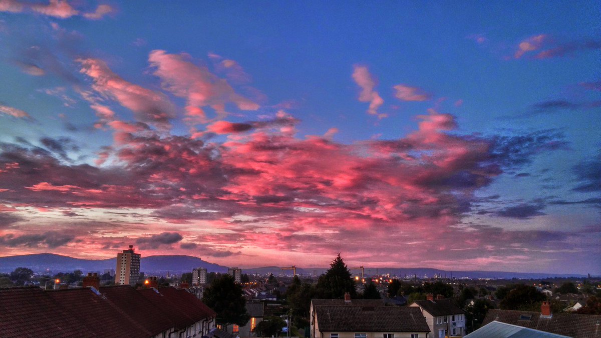 scottie153's tweet photo. Another view of the dramatic sunset over Belfast earlier. @newslineweather @utv @BelTel @ScenesOfUlster @irish_news http://t.co/z4UZlKozeM