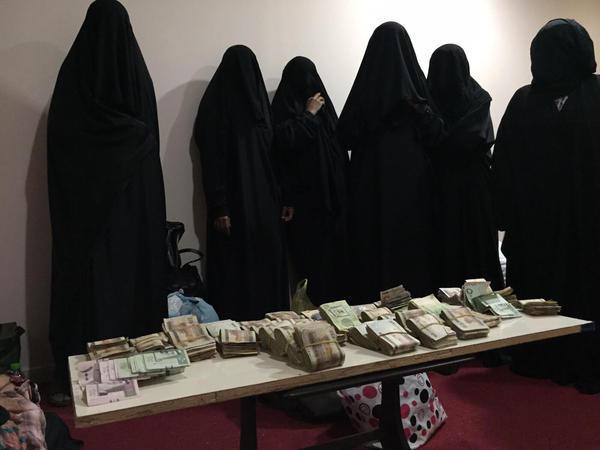 AJELNEWS24's tweet image. عاجل 🔴

"رجال البحث" يقبضون على 6 إفريقيات بحوزتهن 14 ألف ريال حصيلة تسوُّل بساحات الحرم وأسواقه. (سبق)

#السعودية
-