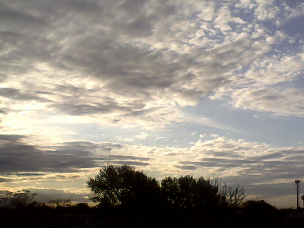 Vany011's tweet photo. Hermosa tarde con mezcla de sol, nubes y viento  #Banfield  @FerConfe http://t.co/ngay4hEzbk