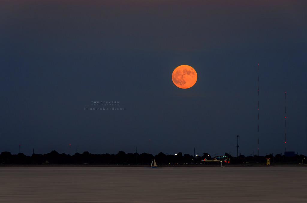 Supermoon, lunar eclipse observed from Lake Hefner in Oklahoma City. Captured by <a href="/thudeckard/">Thu Deckard</a>