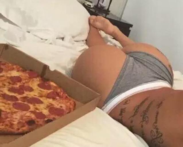 ForTheCheeks's tweet image. What's better pizza or booty? Fave for booty 
Retweet for pizza
#pizza #booty #squat #cheeks #cheeksforweeks #sexy