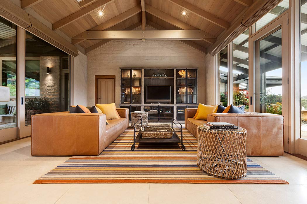 LakariHome's tweet photo. Para dar calidez, basa tu decoración en una paleta que incluya el color beige y varios tonos de ocre y marrón... http://t.co/aDQGRm3s94