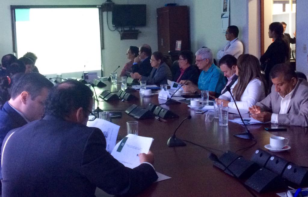 RaquelFuents's tweet photo. #EnSesión #CHaciendaAL recibió al presidente de #ASALVE. #EnDesarrollo reciben al presidente de la @BolsaValoresSV. http://t.co/WBx2tujNkj