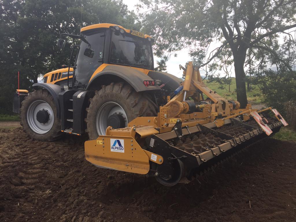 AlpegoUK's tweet photo. @JCBAgriculture working one of our DmaX-600 450hp rated power harrows #Alpego #lookingforstronger @FarmingPhotos http://t.co/ojb3XfO7LL