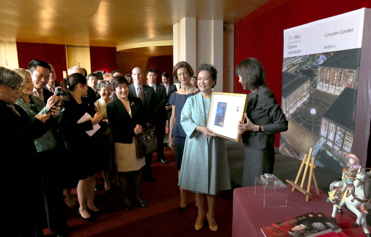 PDChina's tweet photo. First Lady Peng Liyuan revisits Lincoln Center in NYC Mon,10 yrs after her opera Mulan Psalm debuted here #XiUSAVisit http://t.co/i1og55jrTO