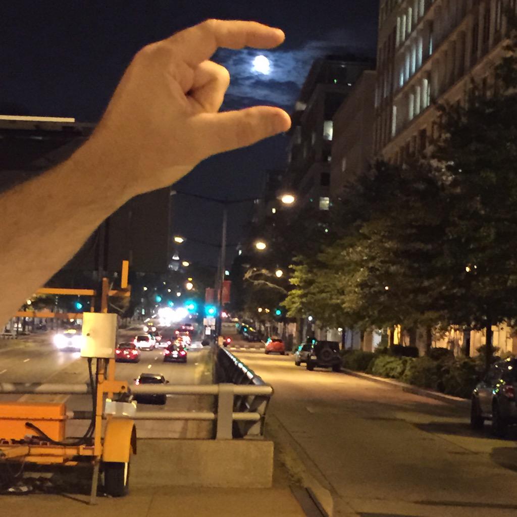 TallCdnGrl's tweet photo. The moon is within our grasp tonight. #ifcadc http://t.co/JQY7Yvd3cu