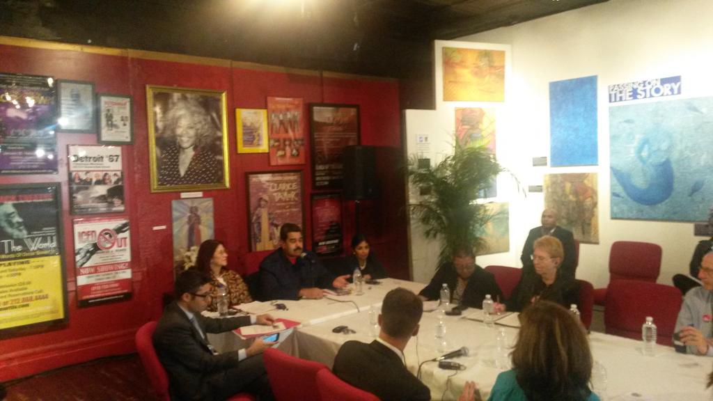 MINPALCarabobo's tweet photo. Pdte @NicolasMaduro sostiene encuentro con líderes sindicales estadounidenses en el National Black Theatre de Harlen http://t.co/FEgUqn1EZa