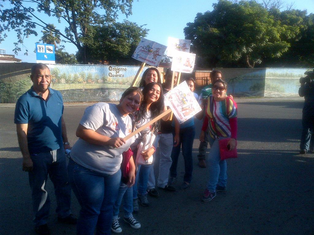 EmcomunaGuarico's tweet photo. La tropa #Emcomuna en agitación de la #ExpoGuarico2015 @expoguarico2015 @rerchacin @CNorato1985 @SibciGuarico http://t.co/Q13hw3xRD1