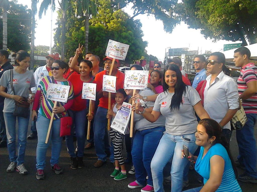 EmcomunaGuarico's tweet photo. La tropa #Emcomuna en agitación de la #ExpoGuarico2015 @expoguarico2015 @rerchacin @CNorato1985 @SibciGuarico http://t.co/Q13hw3xRD1