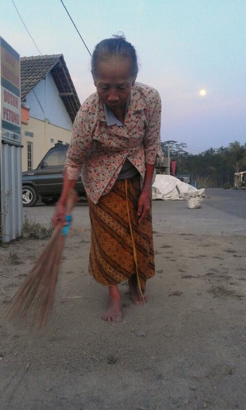 Yukk adakah yg mengalahkan rajinnya simbah ini? #angkatjari