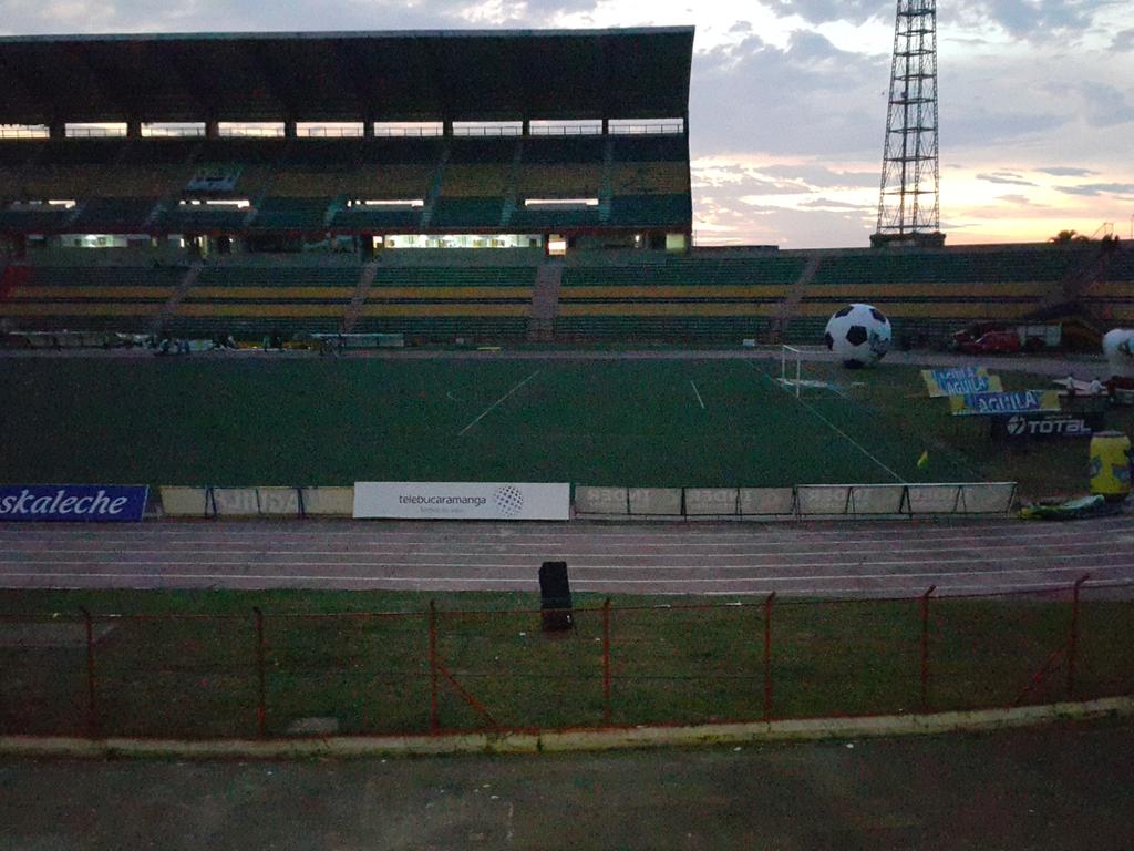 Alejosd1's tweet photo. @ElCompaDrovich master y en este cagadero donde se prende la luz? @SCHA_Oficial http://t.co/cHFLlJasWe