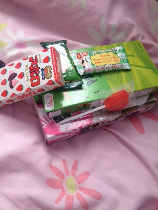 hipboneprince's tweet photo. gnight, i leave u w this pic of my japanese snacks from saturday #food #nocounting http://t.co/IcKGn39VeB