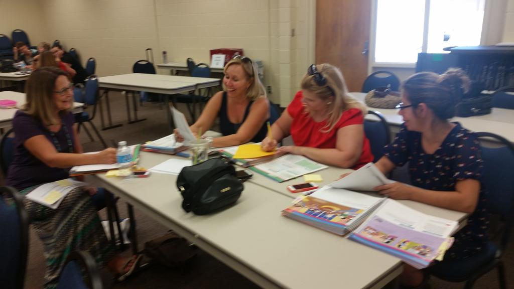 dcdarnellster's tweet photo. 2nd grade team plan writing @journeys collab.#RedlandsUSD @CraftonRUSD http://t.co/p9NkC3rDxL