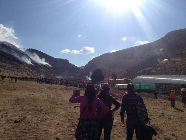 PersonalEscrito's tweet photo. #BREAKING: Residents x military forces in #Cotabamba, one dead and 15 injured. Via @JaimeteleSUR #Peru #LasBambas http://t.co/JF8QqbM1OF
