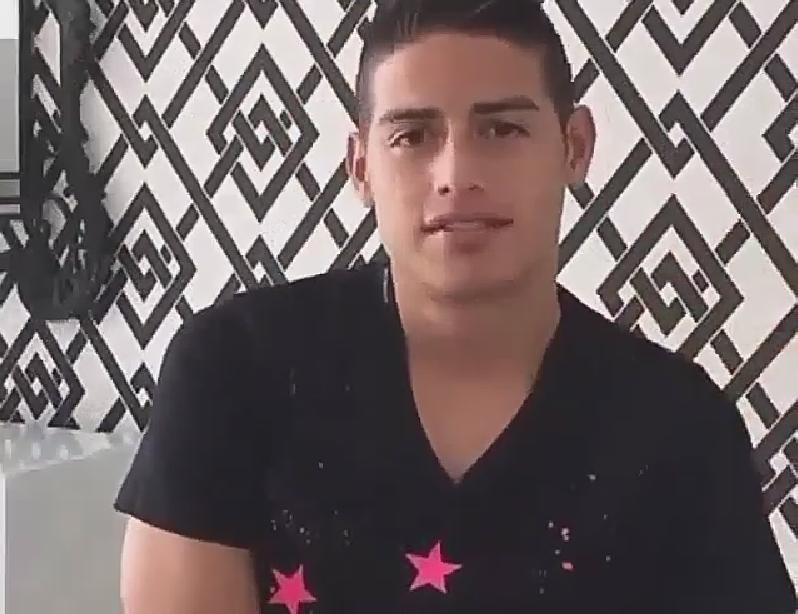 JamesR_Fans's tweet photo. CAPTURAS | Enviando saludos. http://t.co/Ox0akLYaS3