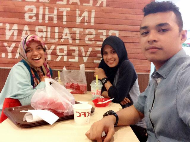 sulrahmatpelu's tweet photo. #Latepost nongki bareng dua sepupu cantik @PoethreeDaties &amp; @FebbySlamat http://t.co/6ndYexvoCD