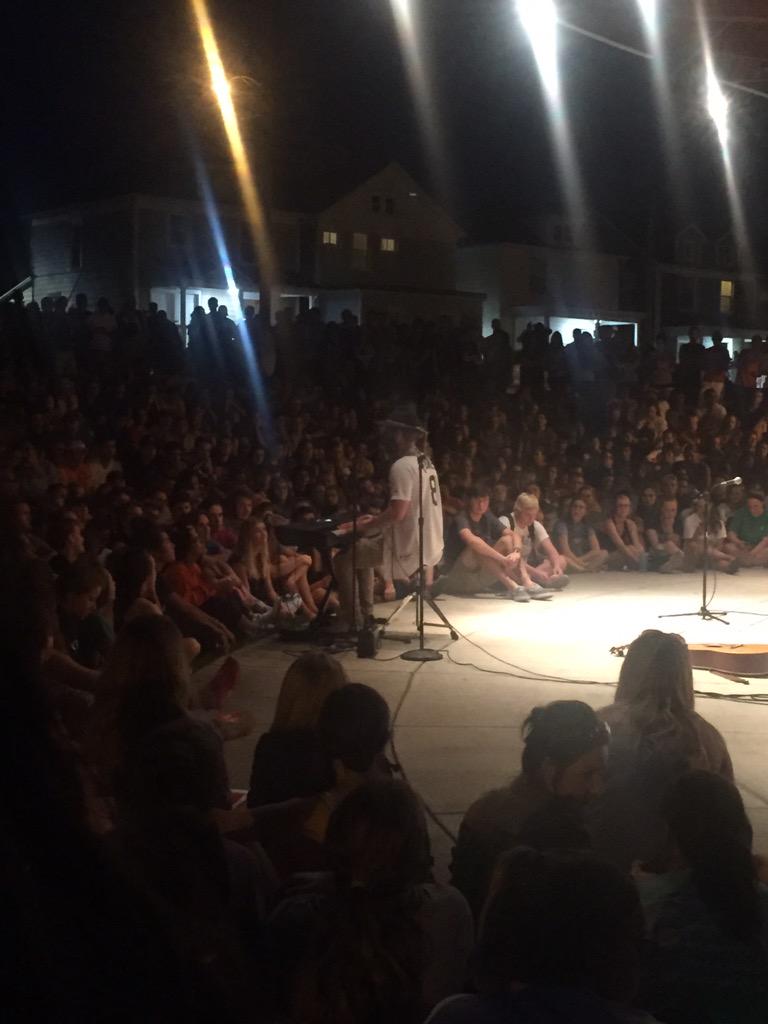 DaytonBroTalk's tweet photo. When you're supposed to be studying, but it's like "nah @MikePosner is playing on campus." http://t.co/7IGuSjekRp