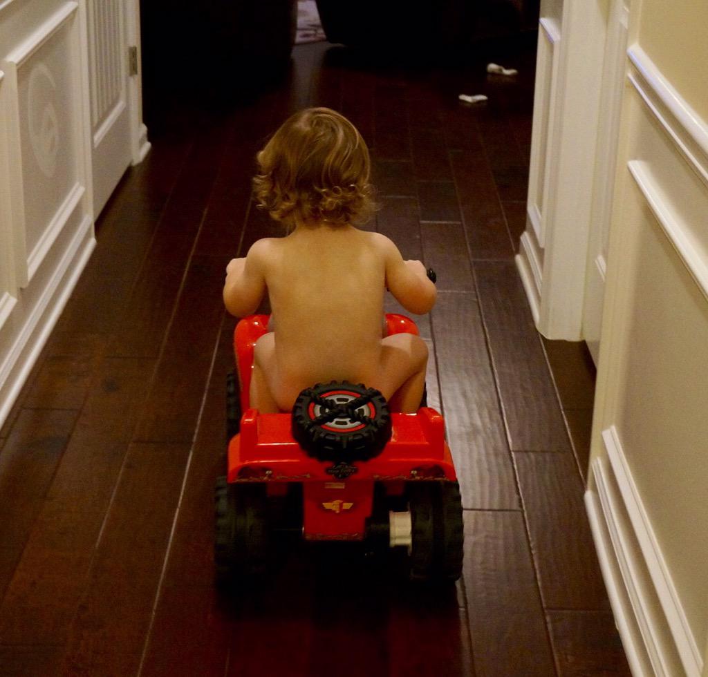D40Smith's tweet photo. DWN #DrivingWhileNaked #DadLife #toddlerlife http://t.co/LY1MWcAKhF