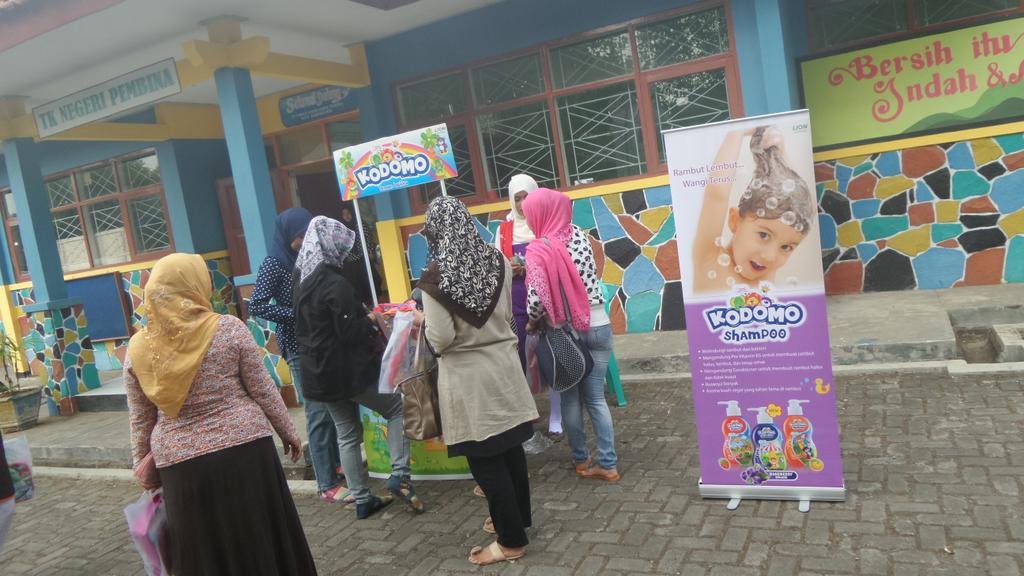 TemanKodomo's tweet photo. Moms jgn lupa kunjungi Booth @TemanKodomo karena ada promo menarik loh Moms. Jgn lupa di borong ya Moms @TemanKodomo http://t.co/2P1x435ffj