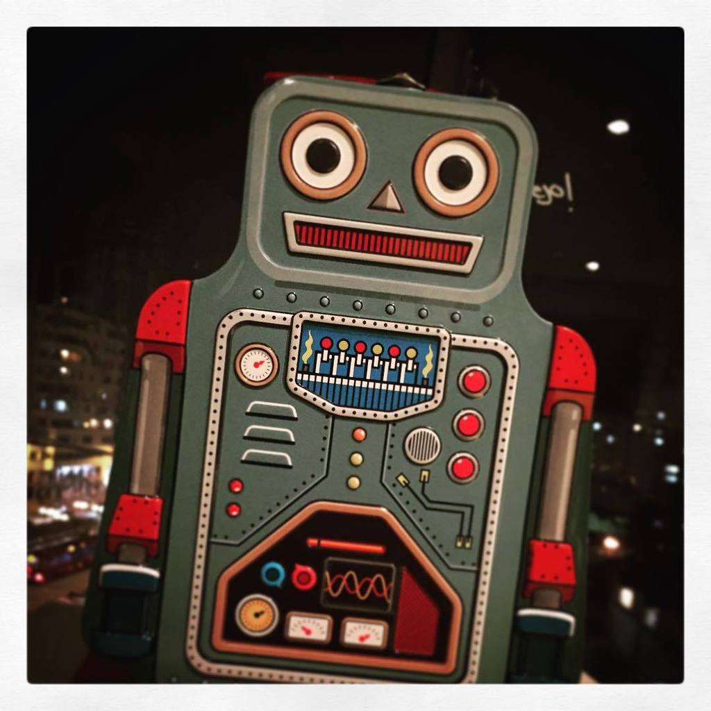 Otherbots's tweet photo. I Robot in @tadeolab by @karoladinop | #robot #lonchera #classicrobot #lunchbox #box #superrobot #awesome #oldrobot… http://t.co/LWteGqEzhU