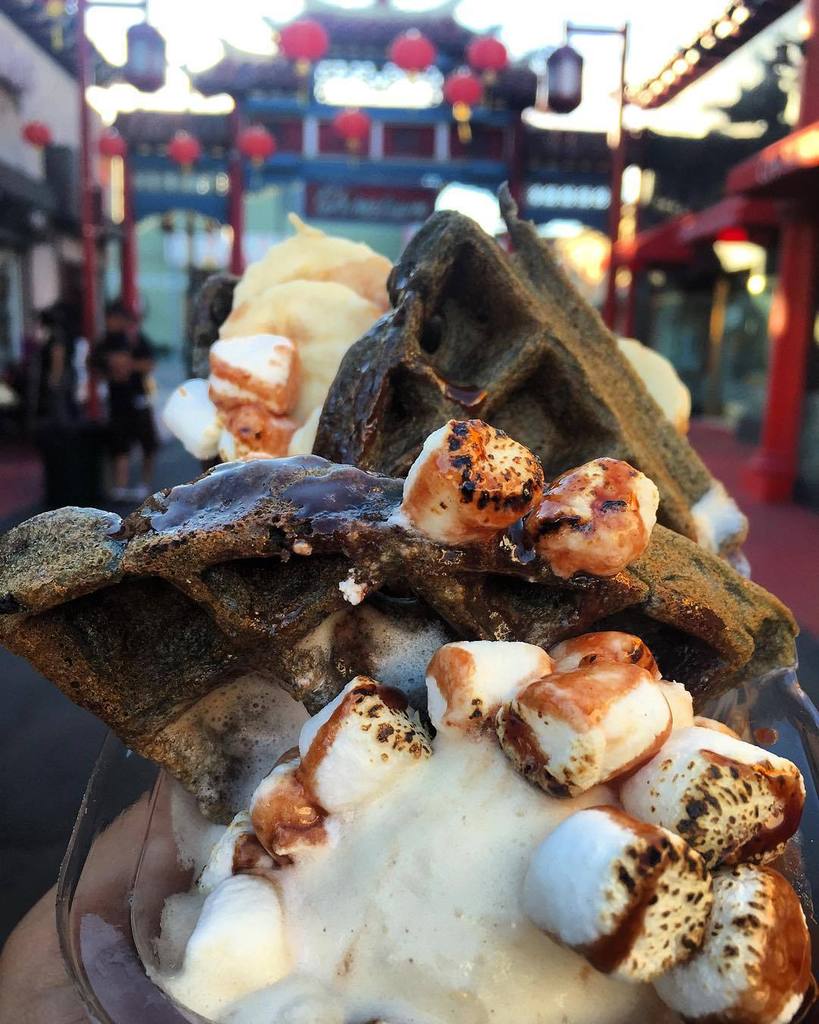 losangeles_eats's tweet photo. CHARCOAL WAFFLE from @popdup, with Marshmallow, Banana, Ice Cream & Nutella syrup. ๐๐๐ผ #popdup #waffles #nutella #lโฆ http://t.co/c6ElN6HKiM