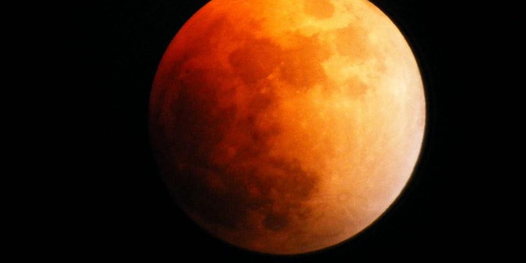 Axedumad's tweet photo. Éclipse de lune: 250 00 Syriens en profitent pour débarquer au Québec http://t.co/uBUHA28Bas http://t.co/t8Xf51sHdM