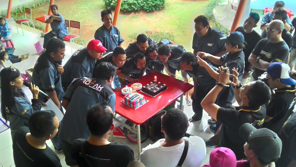 tiup lilin....dalam rangka Ultah 2 tahun Rojak di Water Kingdom, sukses buat Rojak dan SSCI..