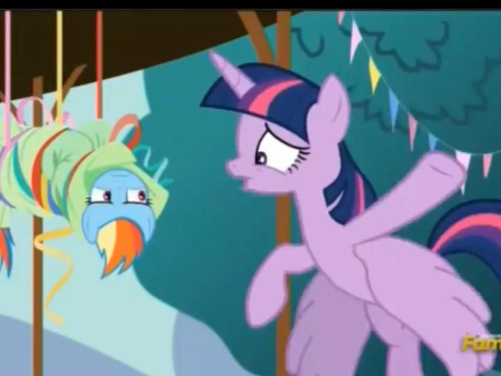 MlpFandomBliss's tweet photo. Me when i mess with party decorations 
#mylittlepony #me #RainbowDash #random http://t.co/AquSIrXY61