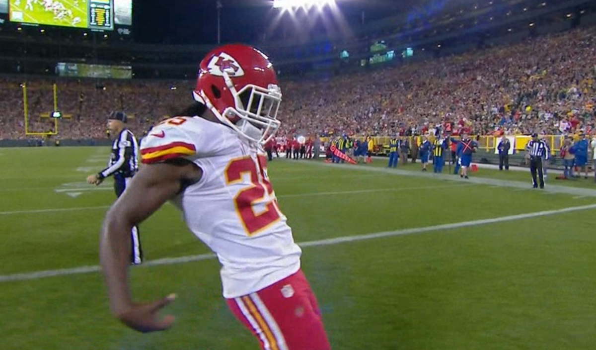 Jamaal charles does aaron rodgers' championship belt celebration after