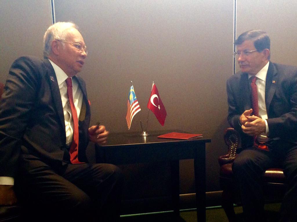 NajibRazak's tweet photo. Saya dan PM Turki, mengadakan perbincangan dua hala di @UN. Semoga hubungan antara Malaysia dan Turki lebih erat lagi http://t.co/GxvpfqzzKG