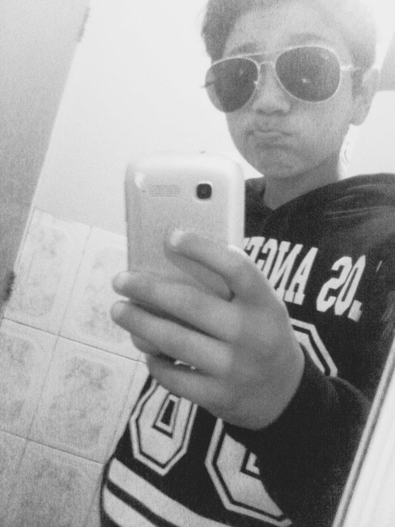 Maxigt7's tweet photo. #facebookdown #SIGUEMEYTESIGO #EclipseLunar #2YearsOfLarryMarried #LoQuePasoEnLaQuinta http://t.co/PG2fHpClkg