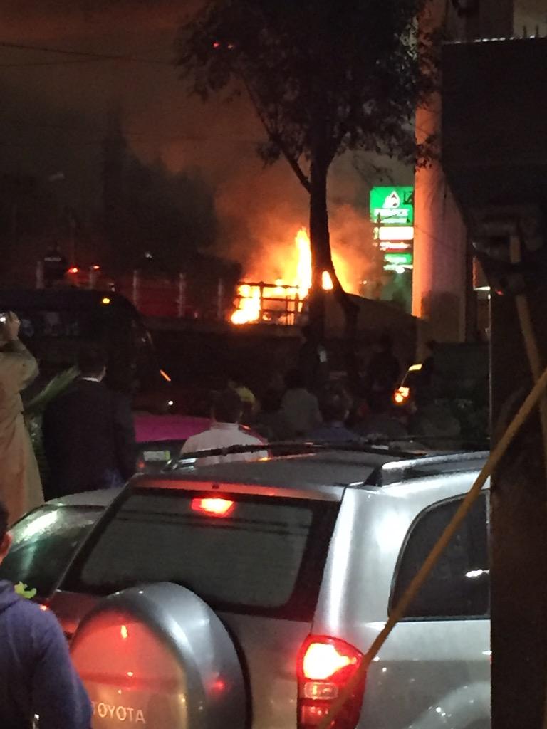 Se incendia vehículo en Periférico - CQCR9lZUkAAdZV8