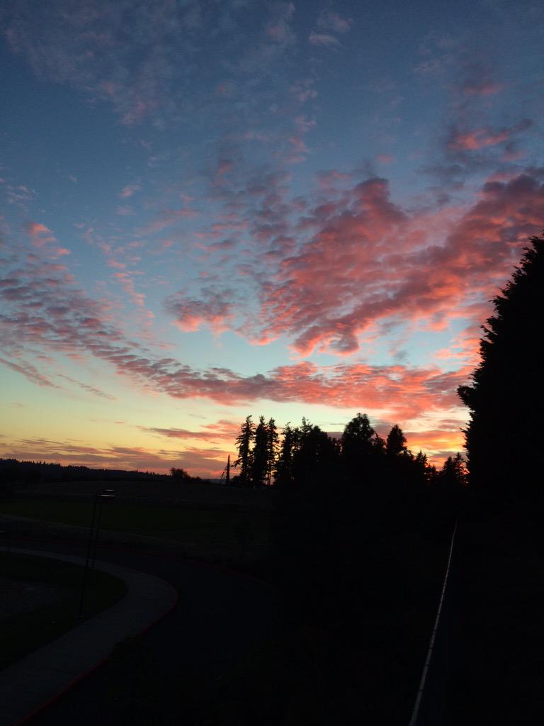 kevinseans's tweet photo. It's like somebody lit the sky on fire🌅🔥⛅️🔥🌅 #basiccaption #basicpicture http://t.co/i1I43rkh1q