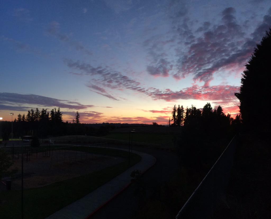 kevinseans's tweet photo. It's like somebody lit the sky on fire🌅🔥⛅️🔥🌅 #basiccaption #basicpicture http://t.co/i1I43rkh1q