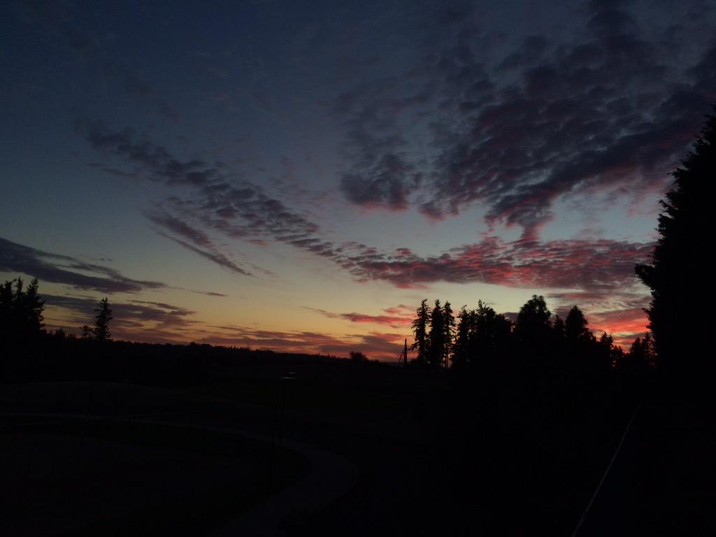 kevinseans's tweet photo. It's like somebody lit the sky on fire🌅🔥⛅️🔥🌅 #basiccaption #basicpicture http://t.co/i1I43rkh1q
