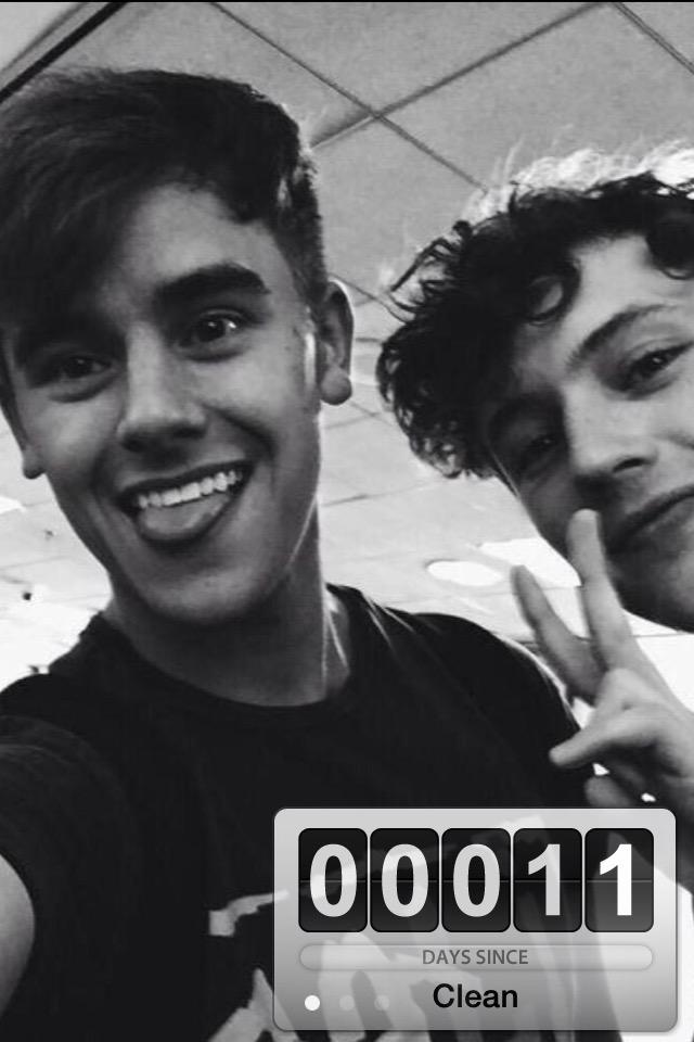 small_lil_ash's tweet photo. @WeeklyChris um … 11 #DaysClean http://t.co/8VCMTTQdpa