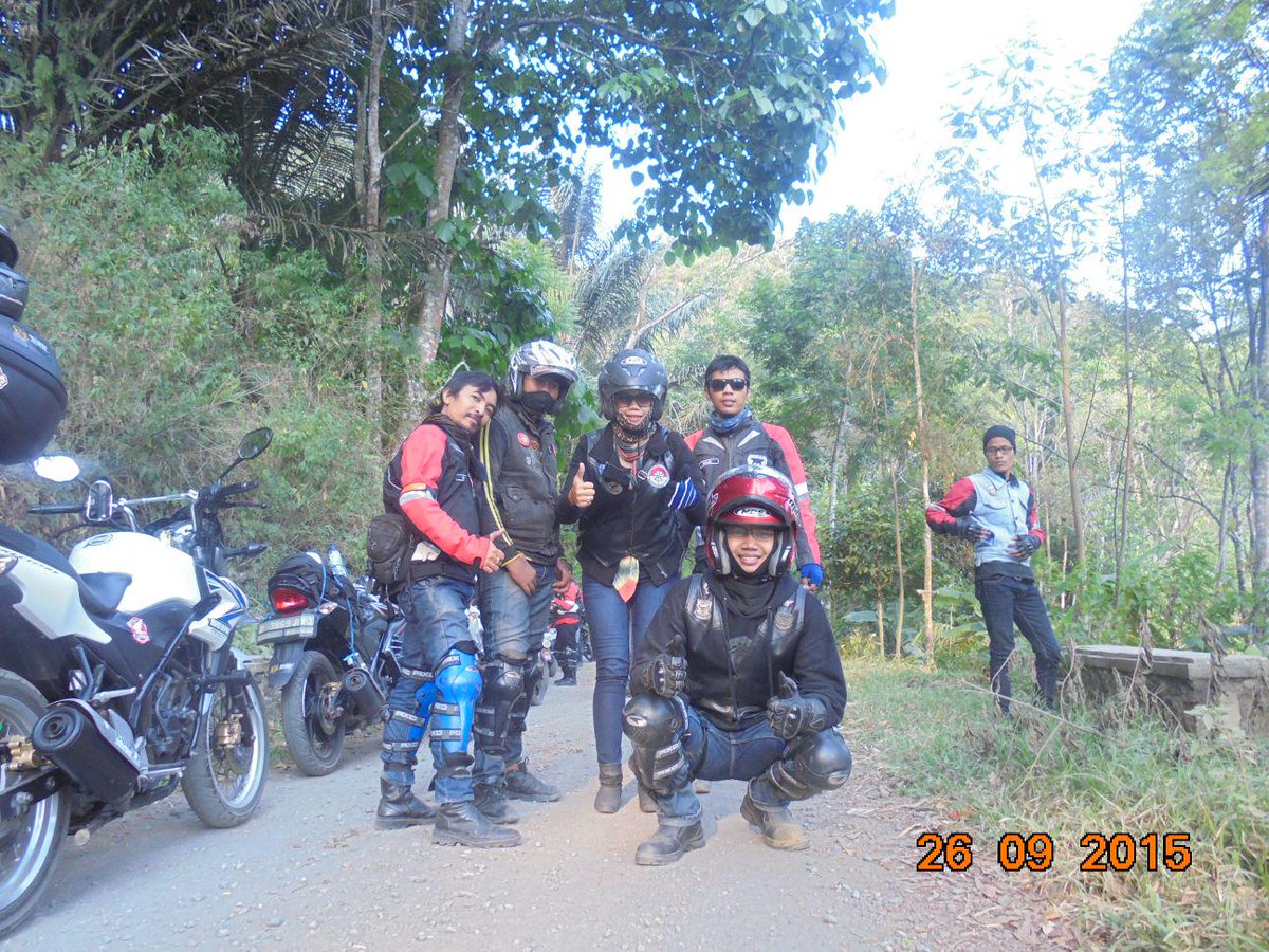 HSFCIDEPOK's tweet photo. Tetap narsis walau tersesat dalam hutan... hahay... #HSFCIDepok punya cerita http://t.co/RRuJ3xWE1T