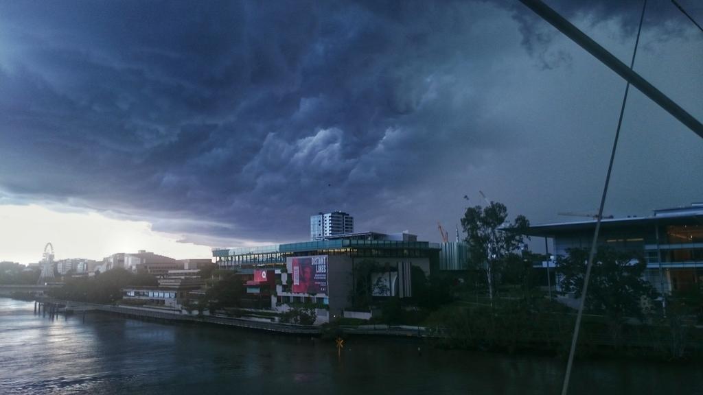 kenwarephotos's tweet photo. The storm looked pretty spectacular. #BNEstorm @612brisbane http://t.co/PkXyjMaljO