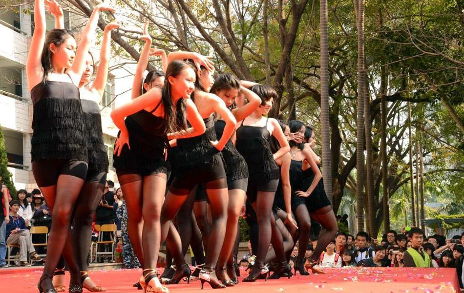 blacks1010's tweet photo. School girls show http://t.co/ae46FotAhD
