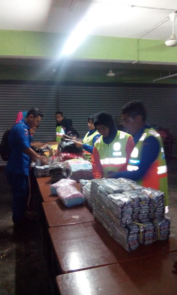 msrdiver's tweet photo. @khalednordin  team kebajikan masak dan agih brg untk mngsa banjir # kgsentosapg http://t.co/73D3JrnJVe