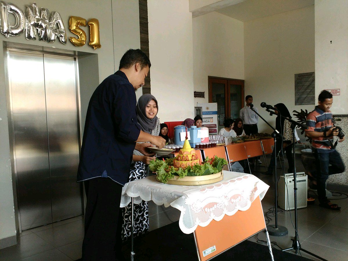 51AntroUGM's tweet photo. Acara puncak: potong tumpeng oleh Mas Setyadi cc: @kemant1964 http://t.co/VzQ0W15RuB