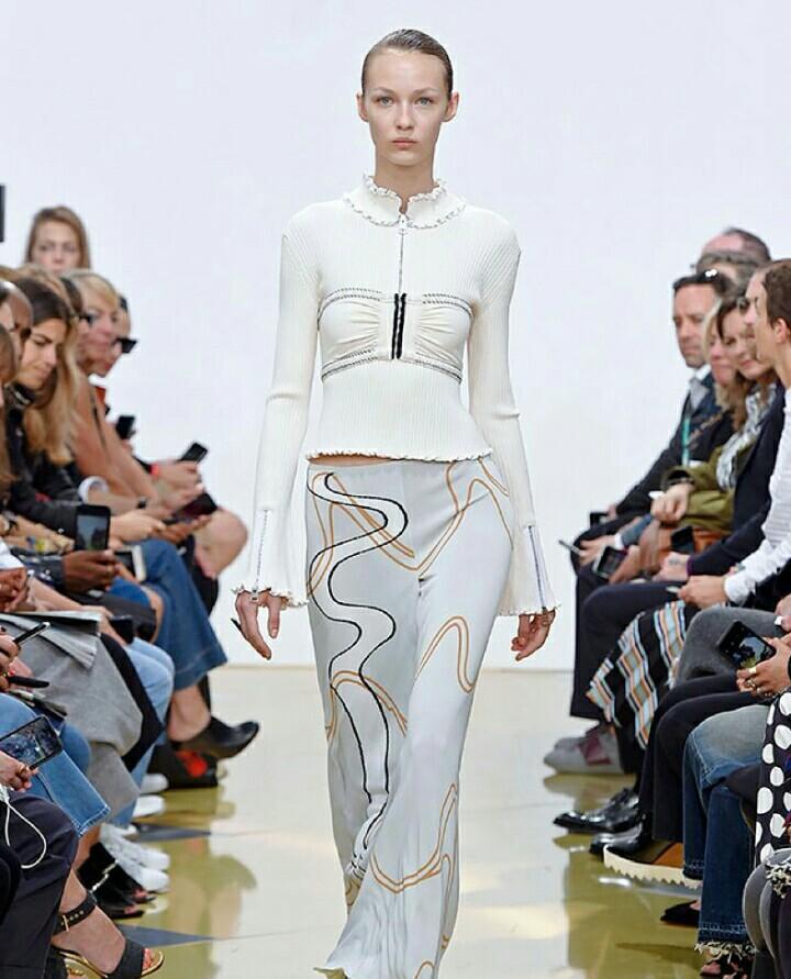 RubMagazine's tweet photo. @vilnamoreira #FashionRM #StyleRM #TuRevistaInteractiva #TeDaMas http://t.co/zkus4khOJk
